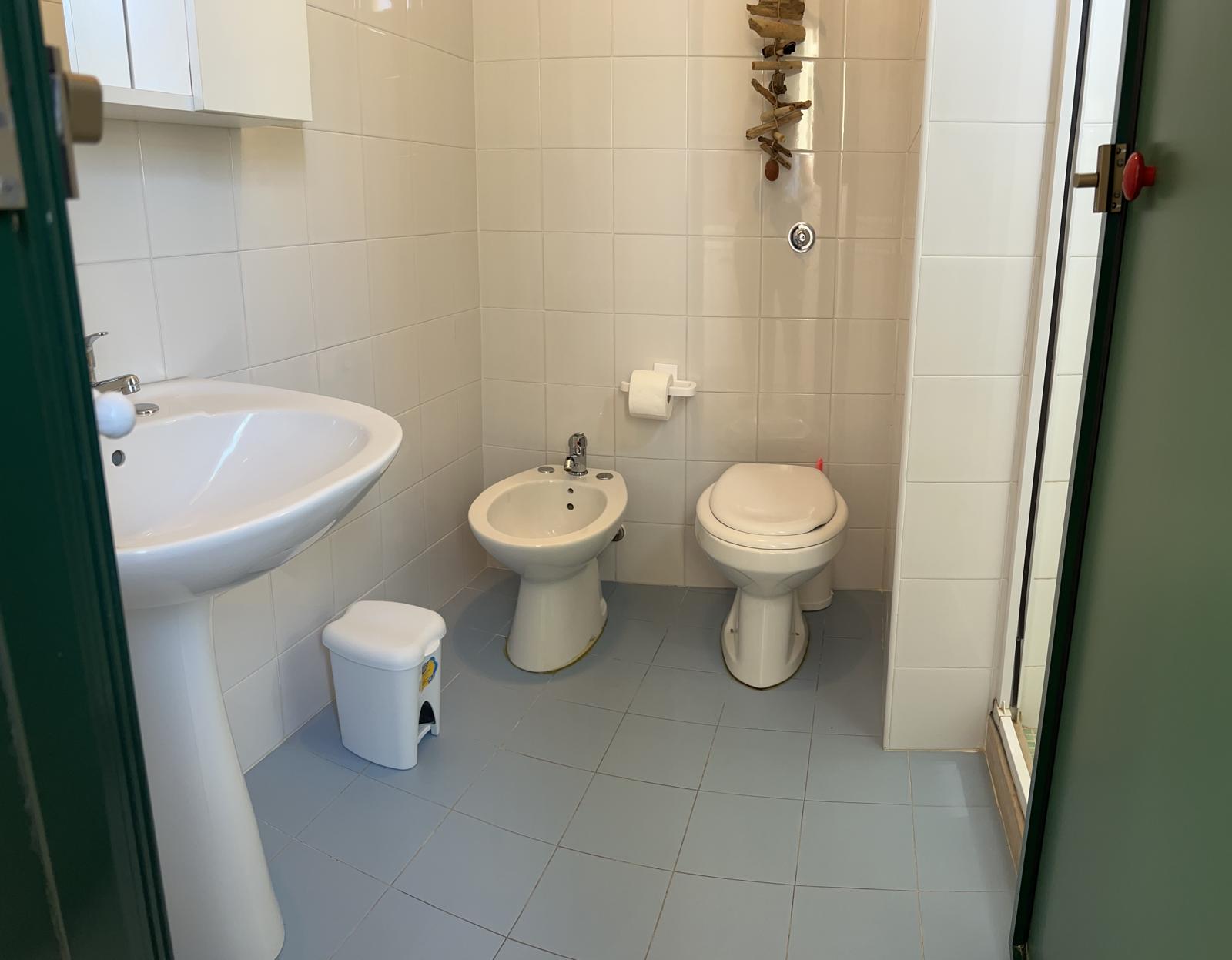 esempio bagno monolocale famigliare